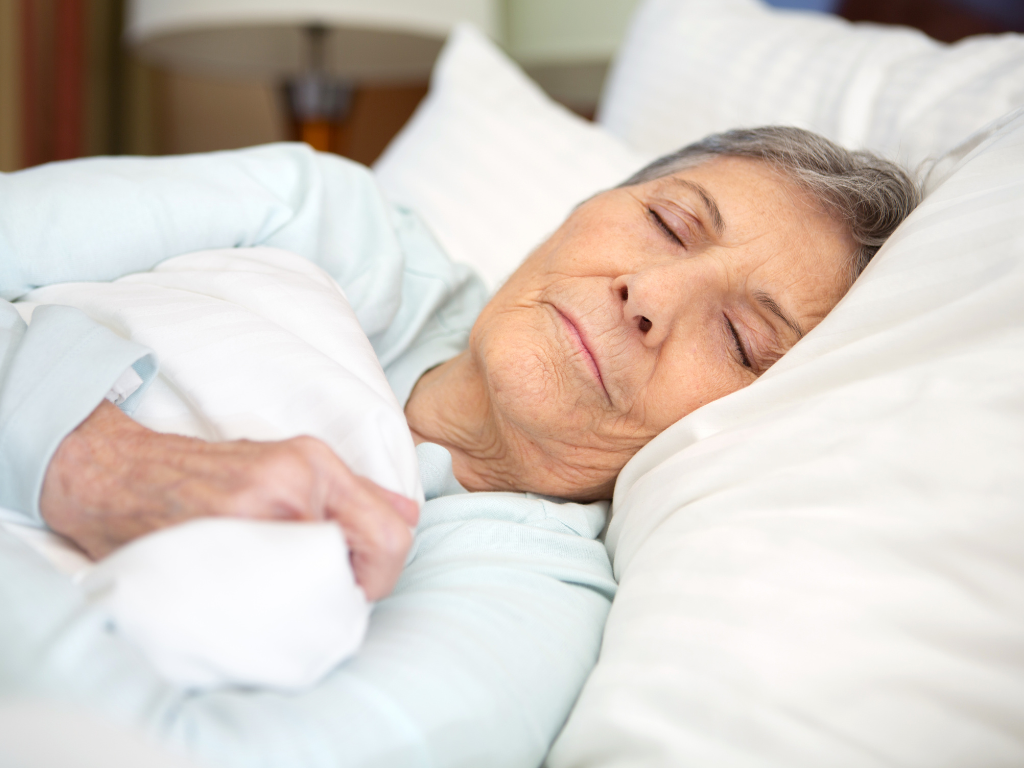 Dona bienestar y descanso: ayuda a comprar sábanas y almohadas para un adulto mayor