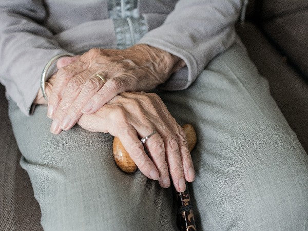 Suplemento para fortalecimiento de huesos de persona mayor en tratamiento