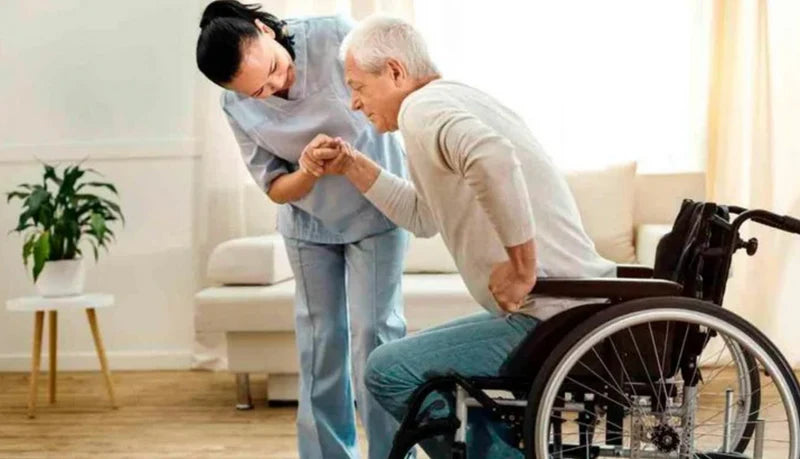 Apoyo en recuperación de operación craneal de persona de la tercera edad