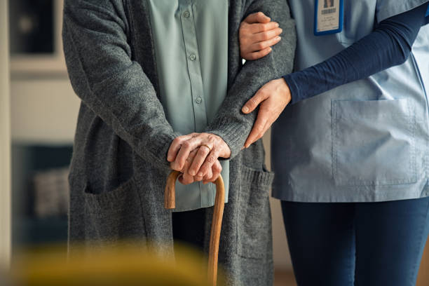 Ayuda para persona de edad por 6 meses